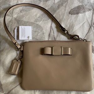 Adorable New with Tags Coach Silver Bow Wristlet